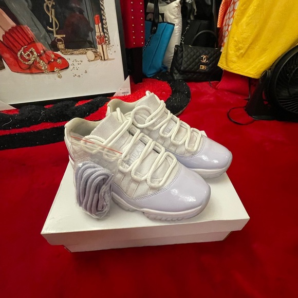 WMNS AIR JORDAN 11 RETRO LOW (white/purple) - Picture 2 of 6